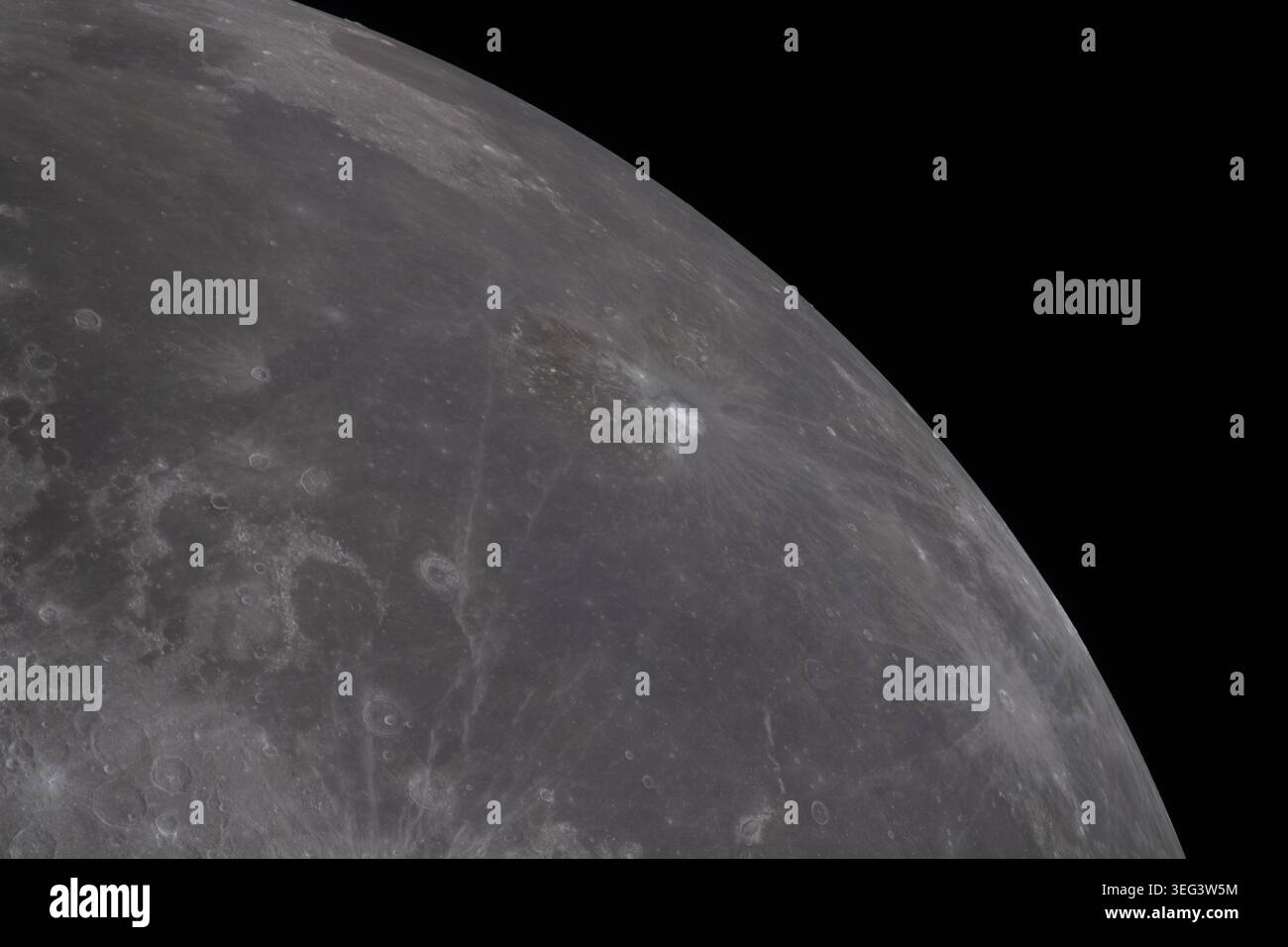 Die Artemis-II-Crew nahm eine Nahaufnahme der Mondnähe auf, als sich die Orion-Sonde der NASA zum Vorbeiflug näherte. Die nahe Seite, gekennzeichnet durch die dunklen Flecken der alten Lava, ist auf dem oberen Drittel der Mondscheibe zu sehen. Der Aristarchus-Krater ist der helle weiße Punkt inmitten eines dunkelgrauen Lavastroms oben im Bild. 6. April 2026 eine optimierte hochauflösende Version eines Originalbildes der NASA: Credit: NASA Stockfoto