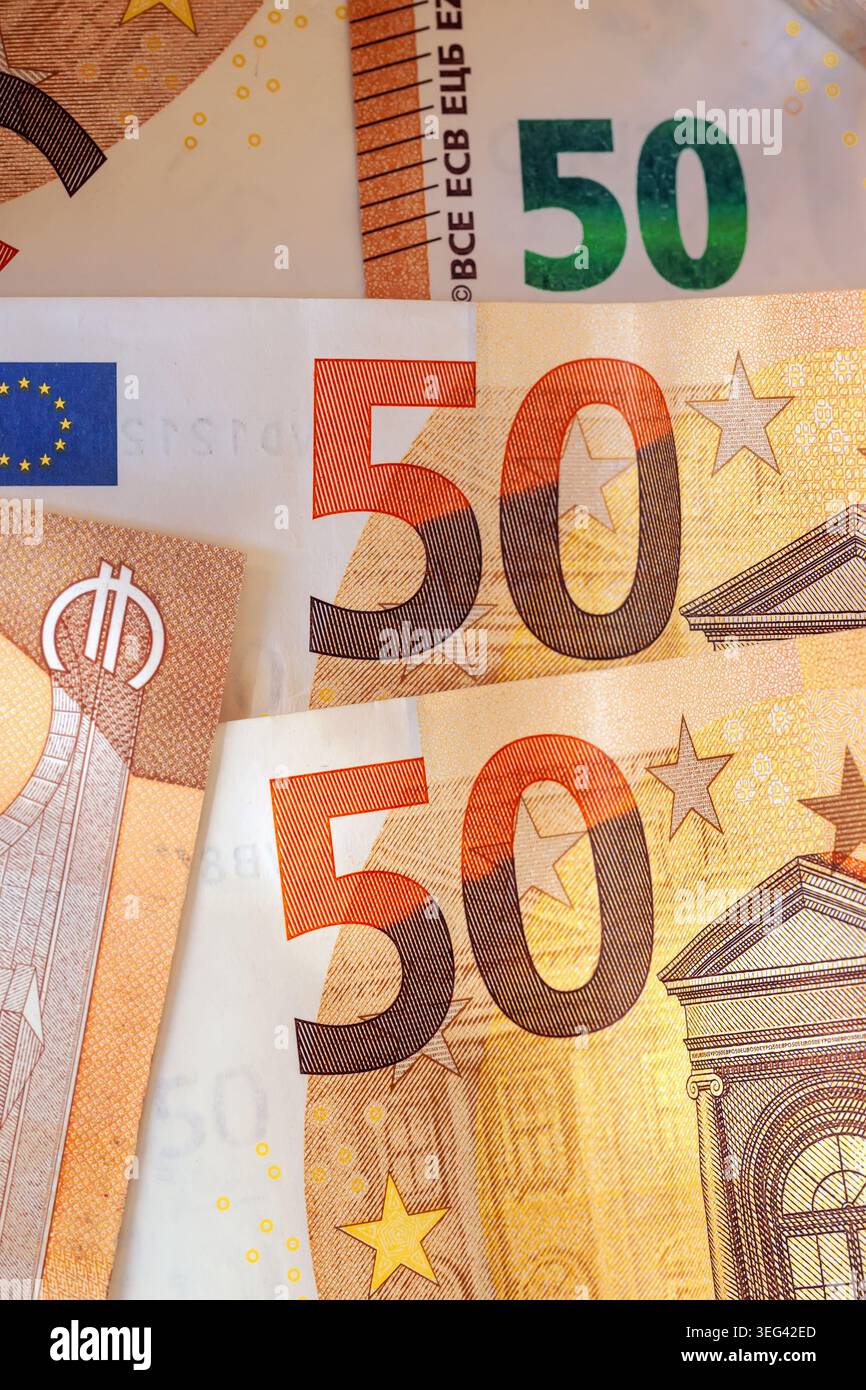 50-Euro-Rechnungen. Nahaufnahme von Euro-Banknoten mit 50 Stückelungen, Sicherheitsmustern, Sternen, architektonischen Motiven auf Papierwährung. Konzept des Euro Stockfoto