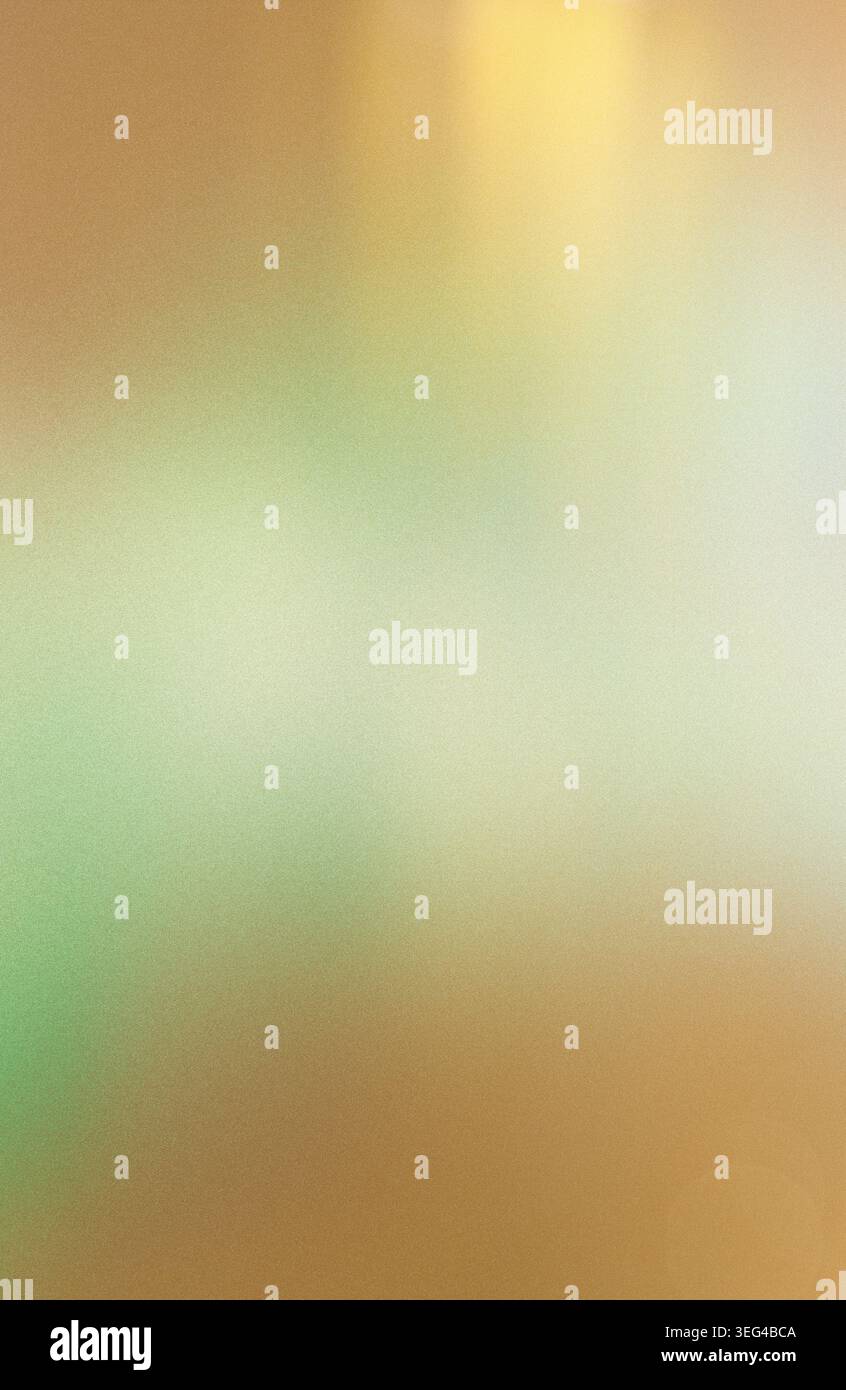 Abstrakter Hintergrund, der einen erdigen Farbverlauf mit sanften Gold-, Karamell- und Grüntönen und einem leichten Kornrauscheffekt erzeugt Stockfoto