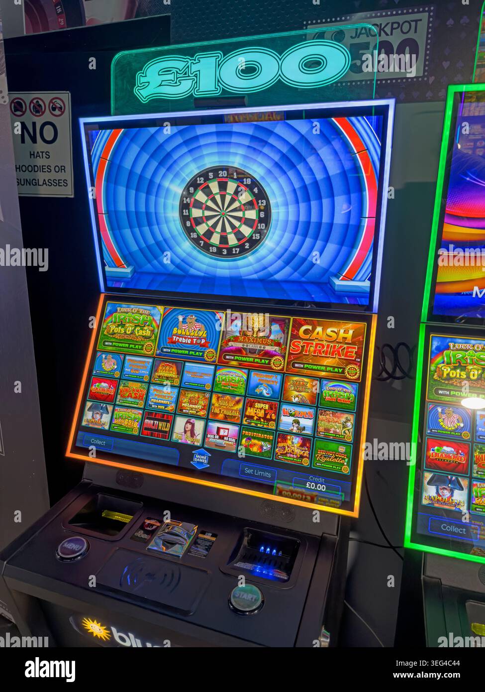 Spielautomat im Stil eines Bullseye-Darts mit möglichen €500-Jackpots und 18+-Spielen, die die Versuchung und das Risiko von Glücksspielen veranschaulichen Stockfoto