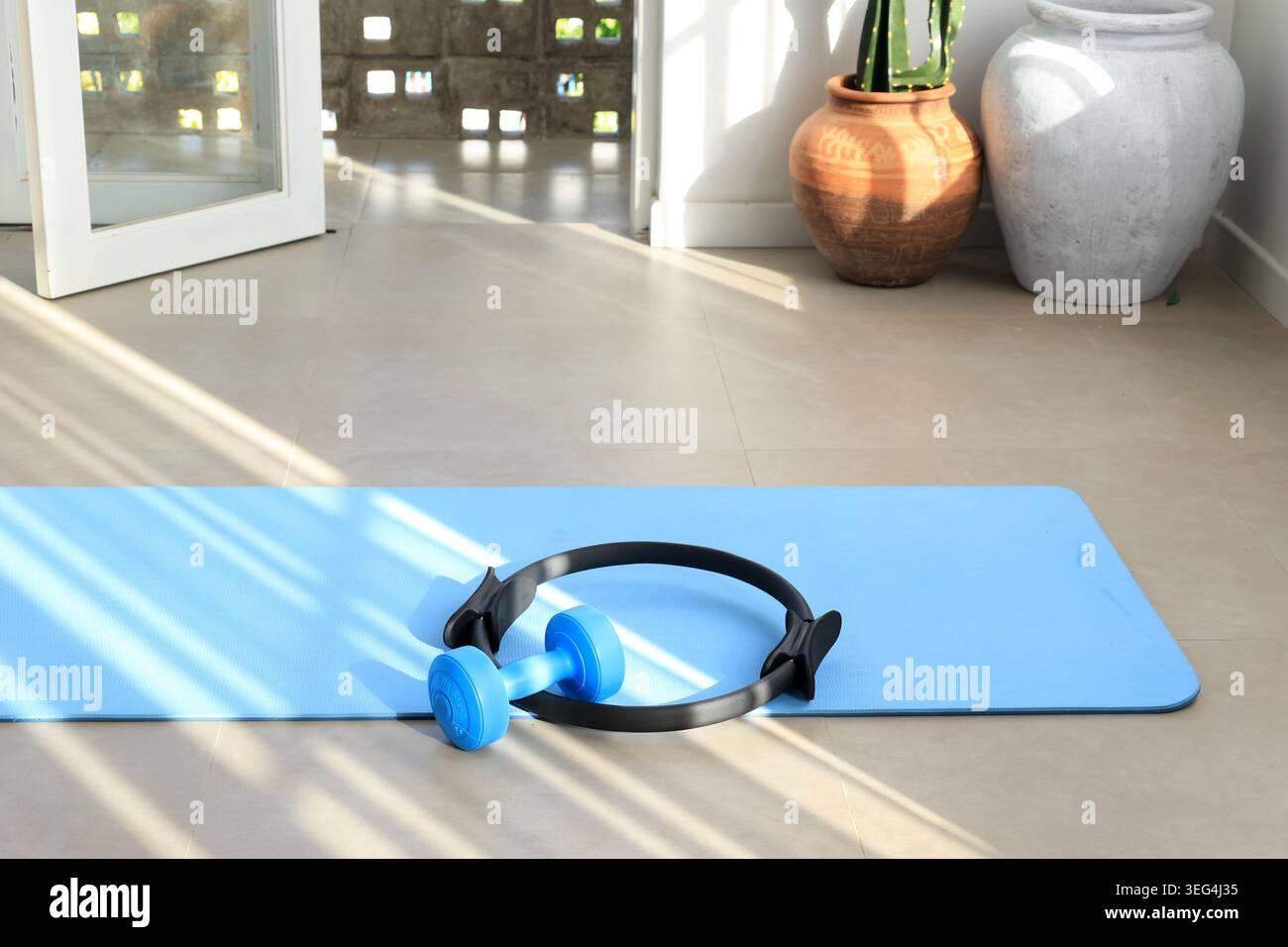 Blaue Matten, Pilates Ring und Hantel für das tägliche Workout, Sportkonzept Stockfoto