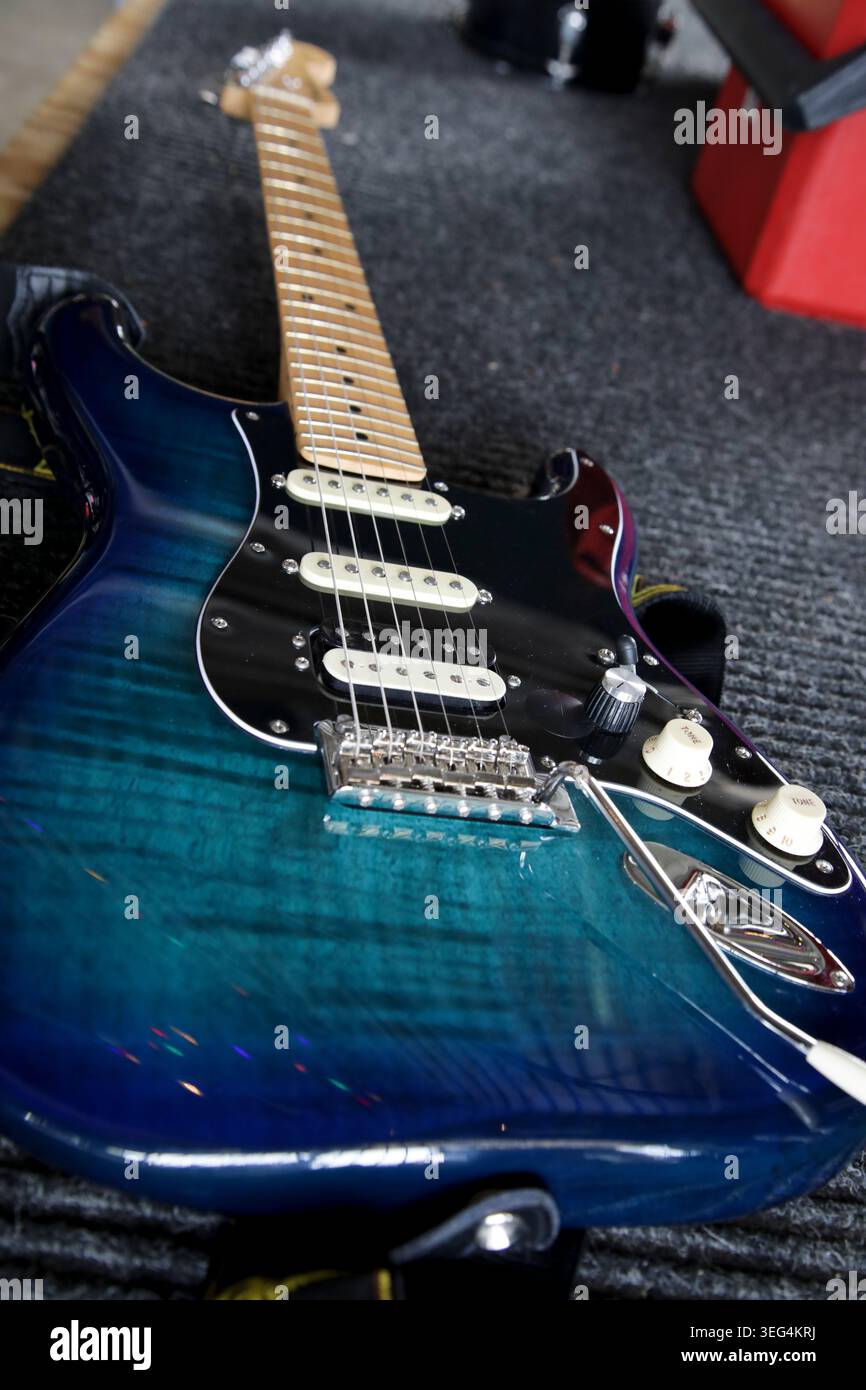 Blue Fender Stratocaster liegt auf der Bühne Stockfoto