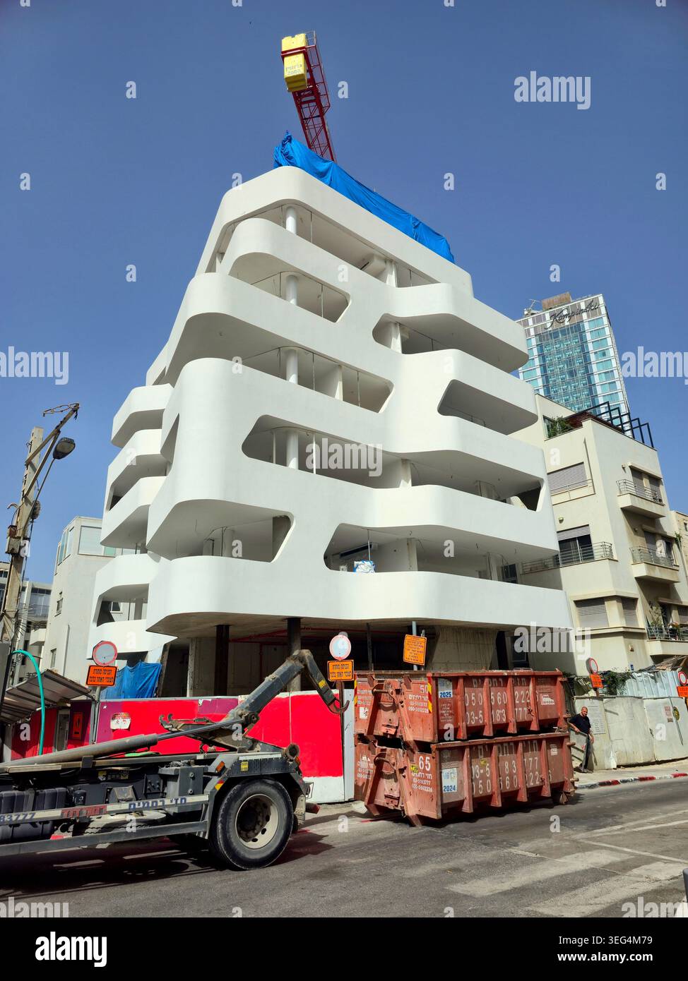 Renovierung eines alten Bauhausgebäudes in Tel Aviv, Israel. Stockfoto