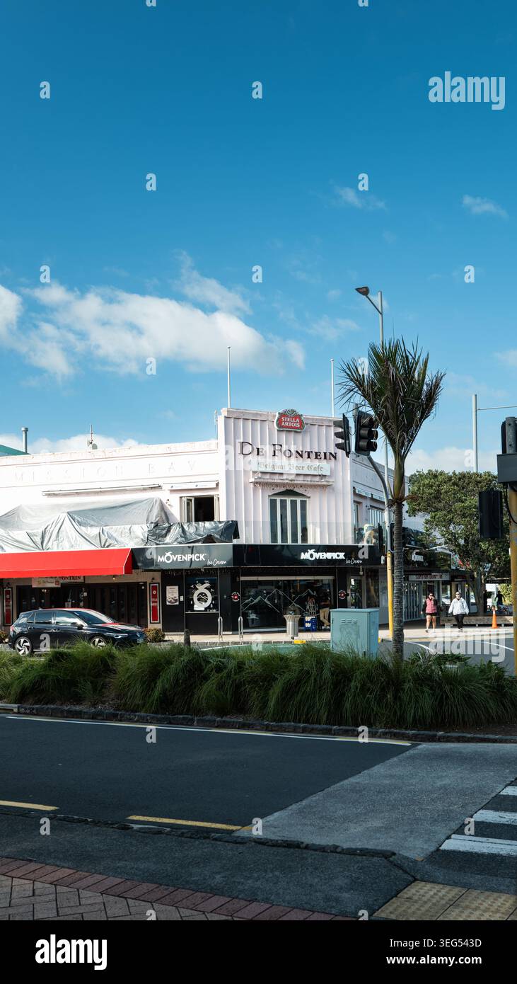 Straßenansicht eines Coffee-Shops und einer urbanen Straßenlandschaft in Auckland, Neuseeland, fotografiert am 25. April 2026. Stockfoto