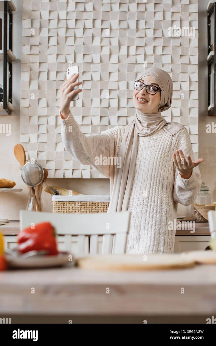 Frau filmt sich selbst in der Küche Stockfoto