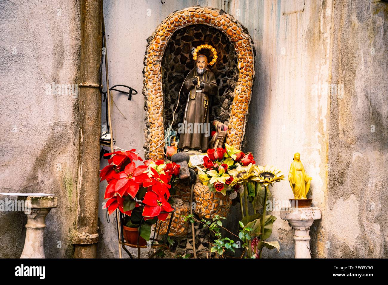 Typische und authentische religiöse Ikonen in den Straßen der Stadt Neapel in Süditalien. Stockfoto