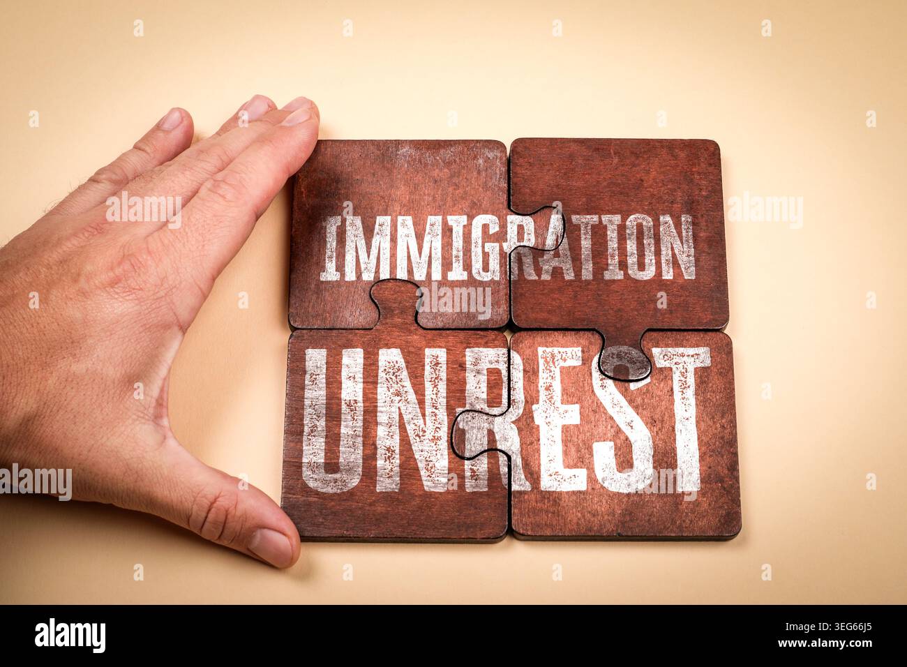 IMMIGRATIONSUNRUHEKONZEPT zeigt soziale Spannungen politische Konflikte und öffentliche Debatte Stockfoto