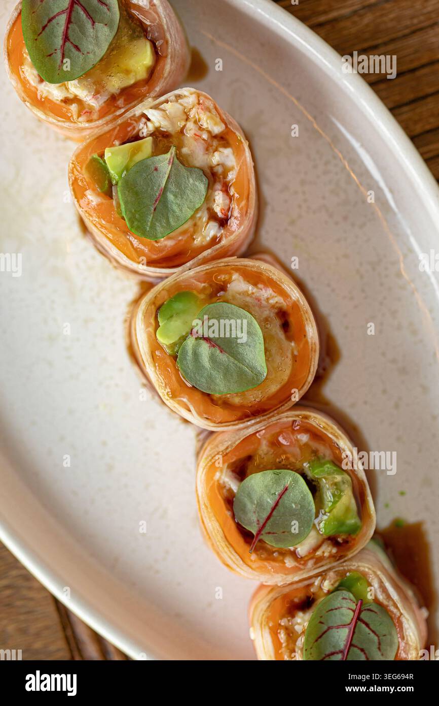 Lachs-Sushi-Brötchen mit frischem Mikrogrün Stockfoto