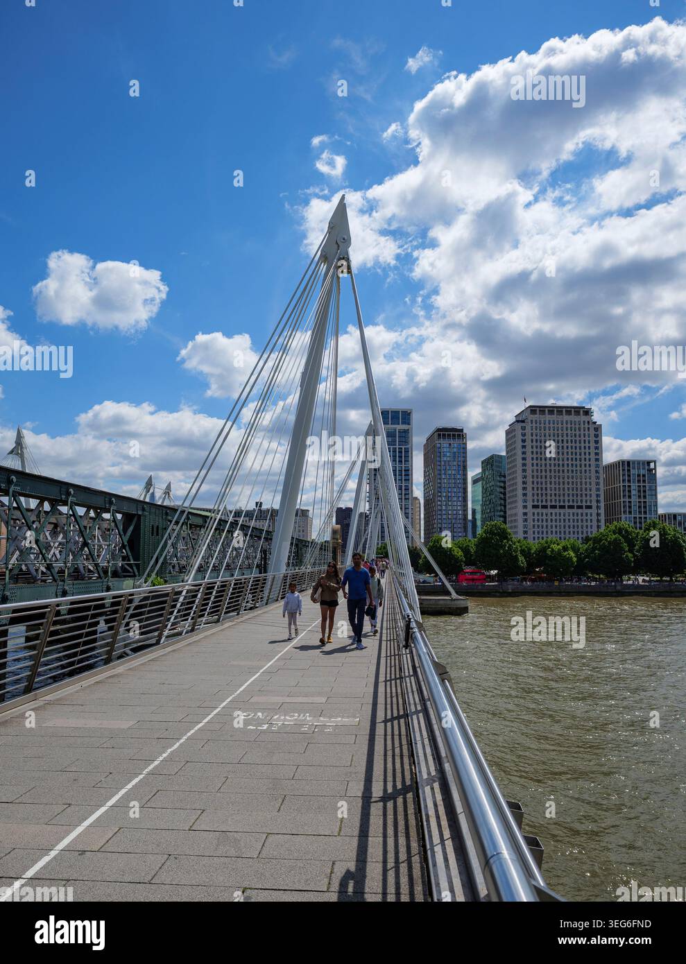 London - 07 09 2022: People Walking on the Golden Jubilee Bridges Stockfoto