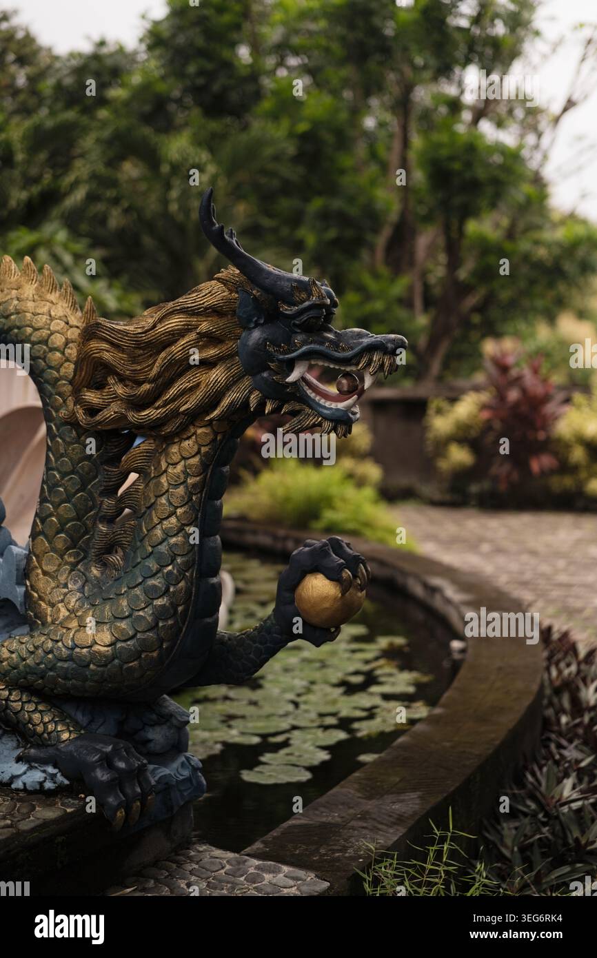 Drachennaga-Statue am buddhistischen Klosterteich, Brahmavihara, Bali Stockfoto