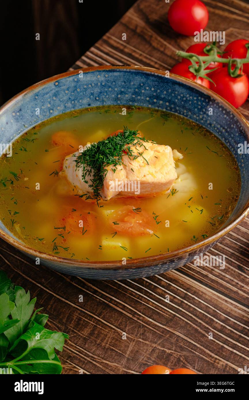 Rustikale Schüssel Lachsfischsuppe mit frischem Dill Stockfoto