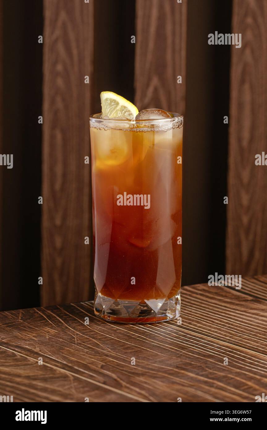 Hohes Glas Eistee-Cocktail mit Zitronengarnitur Stockfoto