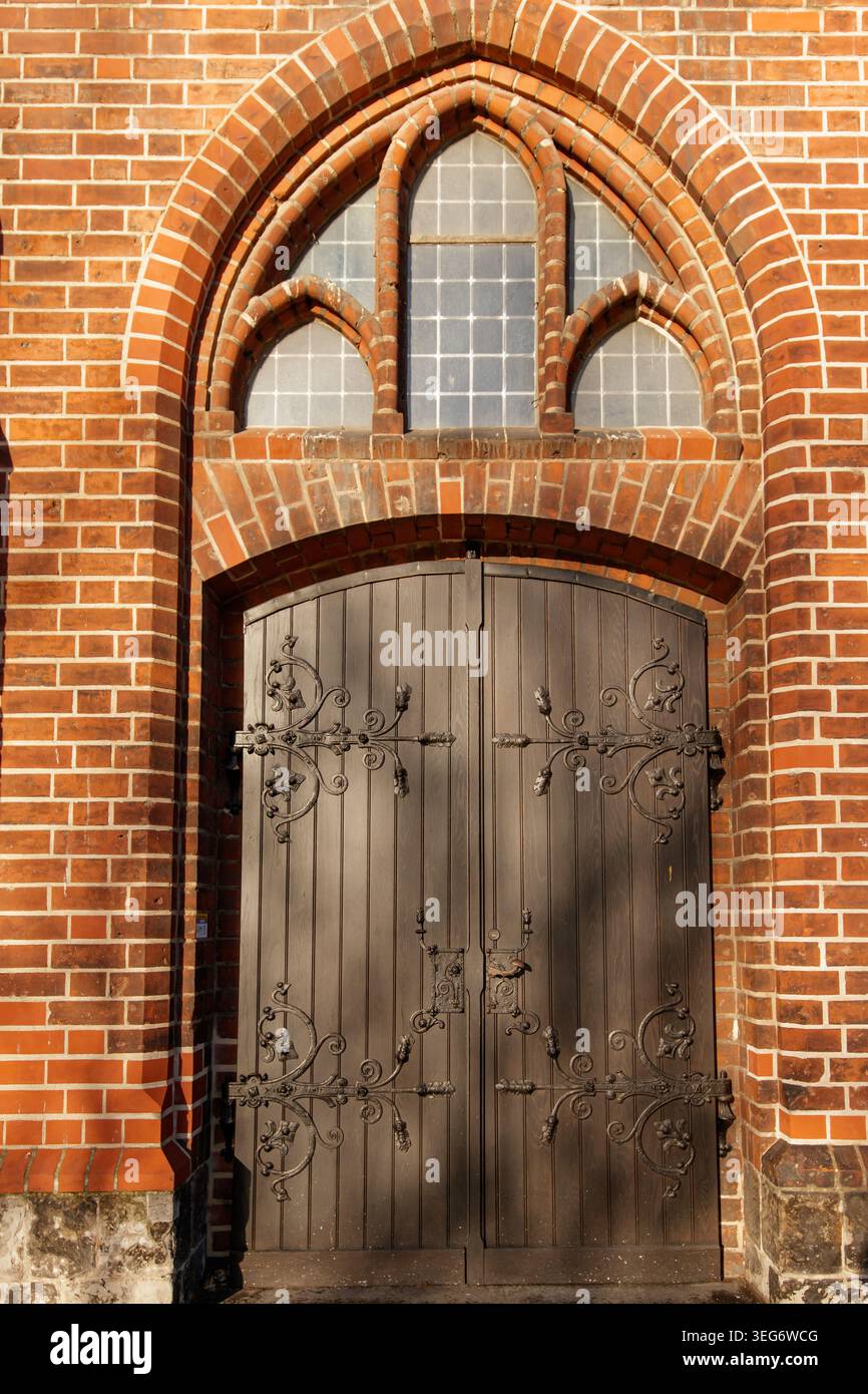 Kunstvoller gotischer Kircheneingang mit Bogenfenster Marias Kirche Stockfoto