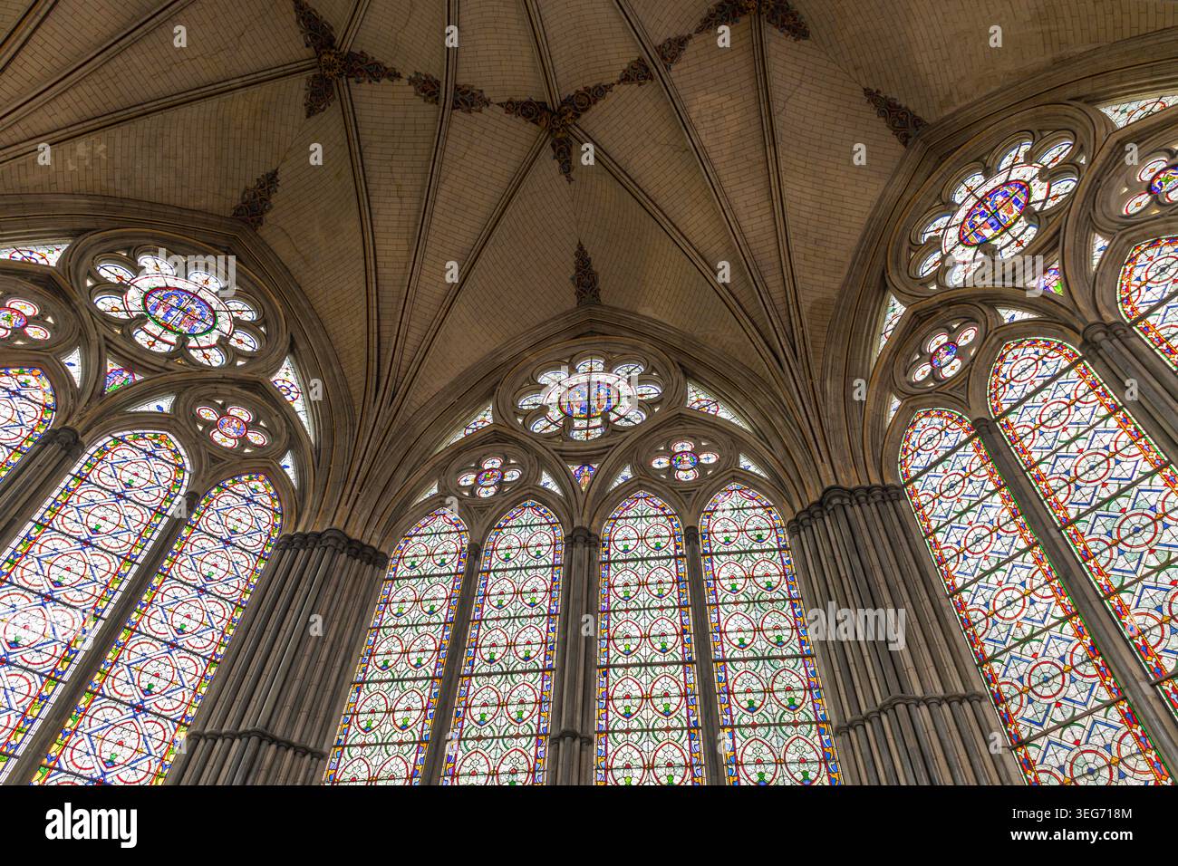 Gewölbte Decke und Buntglasfenster in der Kathedrale von Salisbury Stockfoto