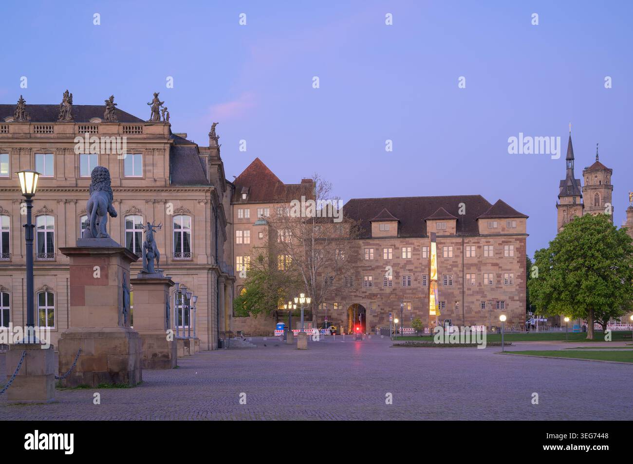 Der Stuttgarter Schlossplatz in der Dämmerung zeigt das historische Alte Schloss und die große neue Schlossarchitektur unter einem sanften blauen Himmel. Die Szenenaufnahme Stockfoto