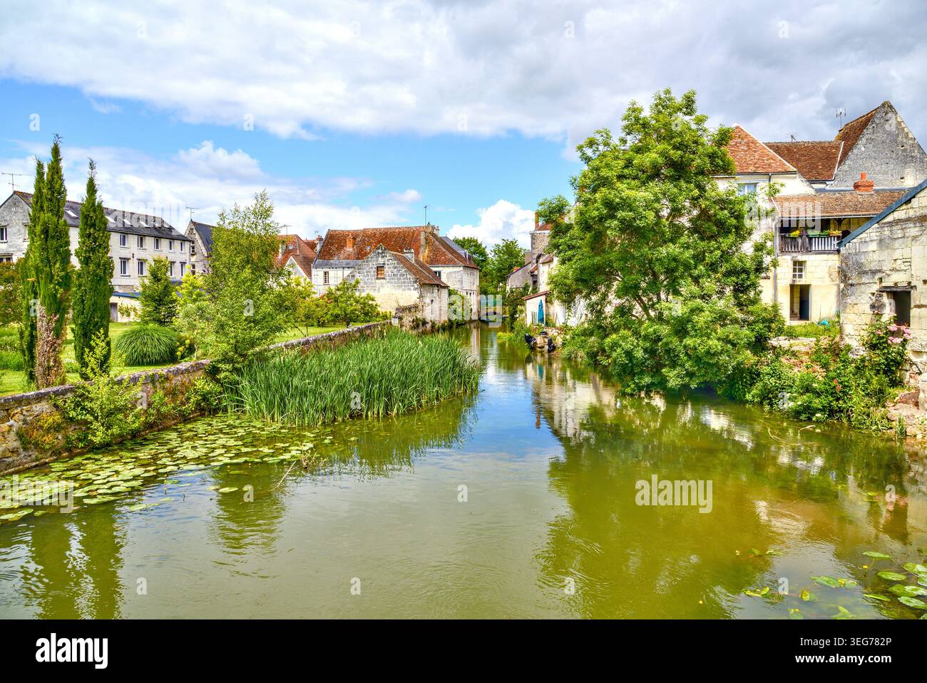 Häuser an beiden Ufern der Indre, die Beaulieu-les-Loches, Indre-et-Loire (37), Frankreich, durchziehen. Stockfoto