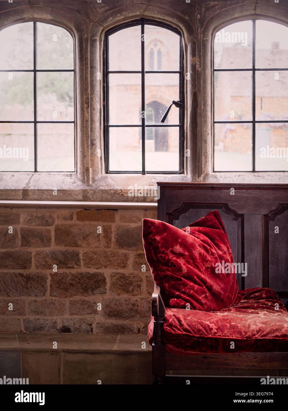 Blick aus einem Türmchen in den Innenhof von Broughton Castle, Oxfordshire, England Stockfoto