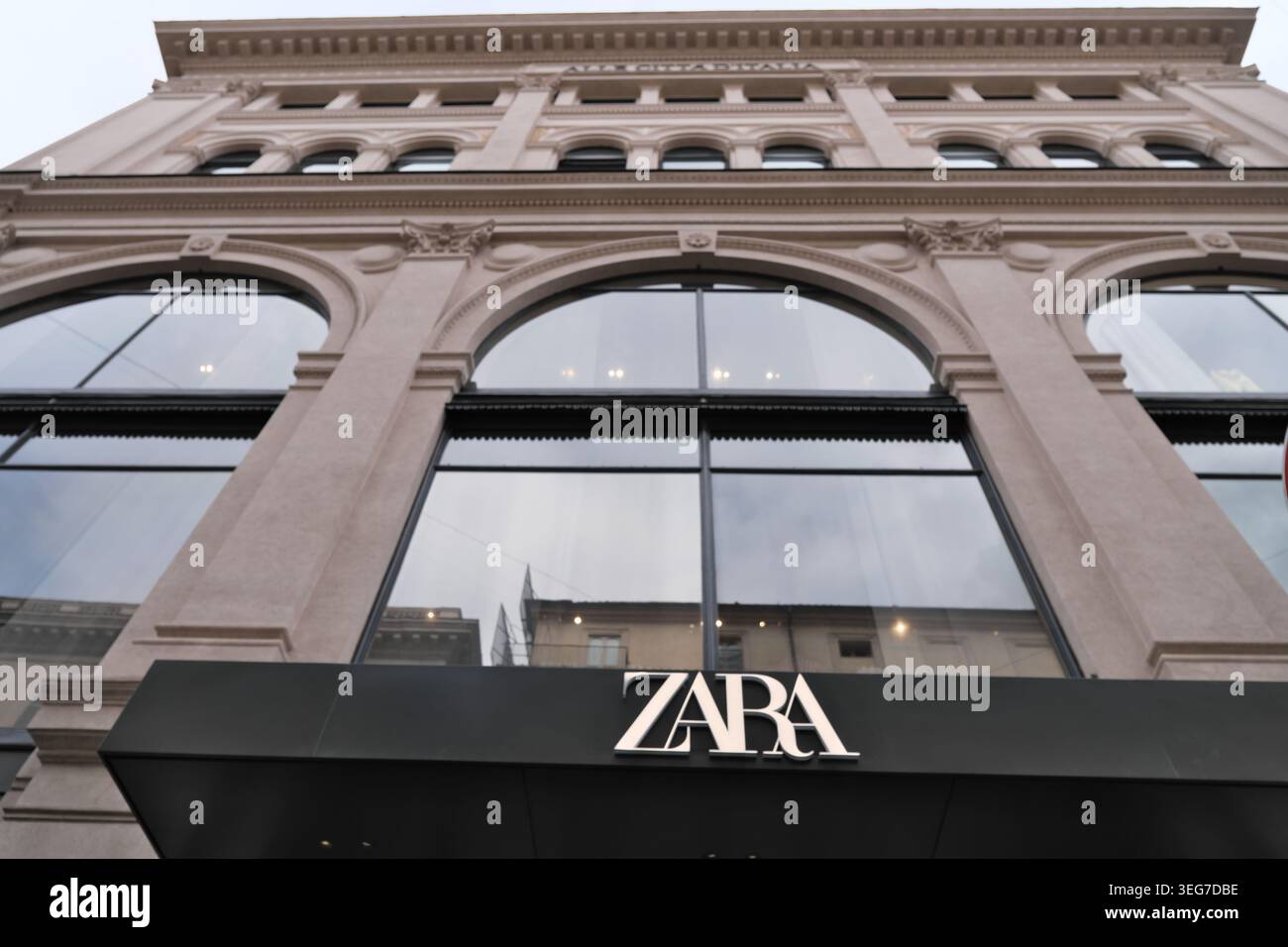 EINE AUSSENANSICHT DES ZARA FASHION STORES Stockfoto