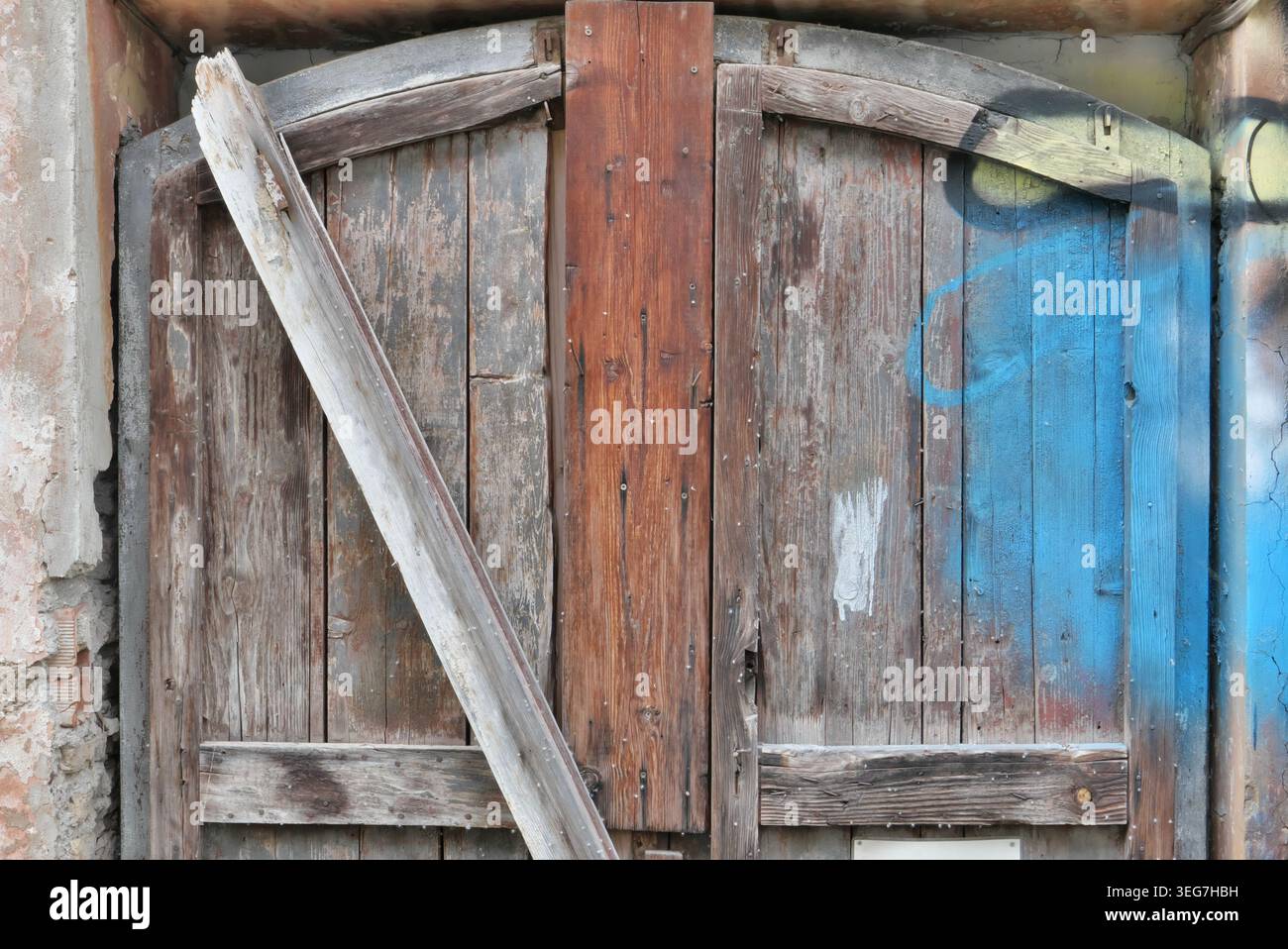 DIE HINTERGRUNDSTRUKTUR EINER ALTEN, RISSIGEN HOLZTÜR Stockfoto