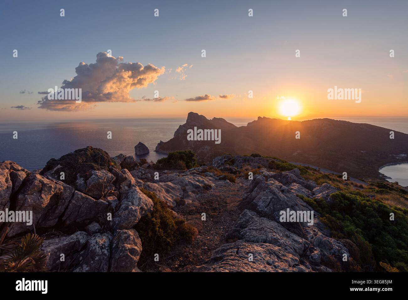 Malerischer Blick auf die nordwestliche Küste Mallorcas bei Sonnenaufgang mit zerklüfteten Klippen, ruhigem Mittelmeer, fernem Horizont und weichen Wolken, die früh beleuchtet werden Stockfoto