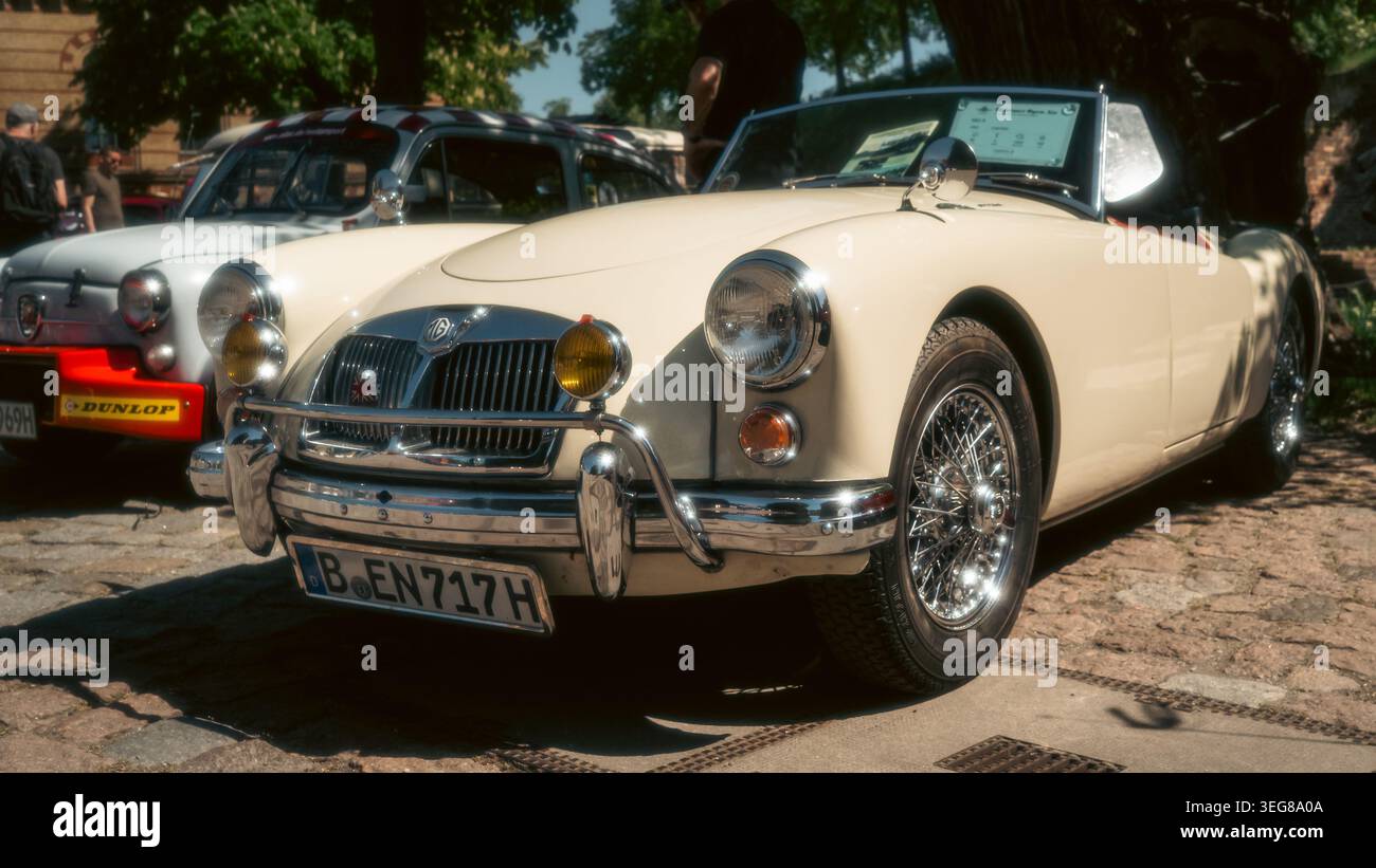 Berlin, Deutschland - 2. Mai 2026. Weißer MG Roadster auf einer Oldtimer-Ausstellung im Freien mit Chromdetails, Drahträdern und Besuchern im B Stockfoto