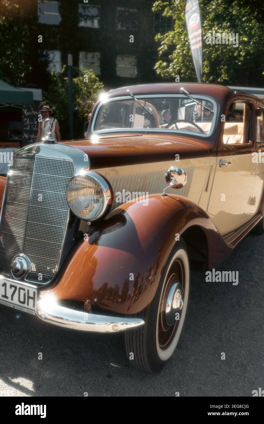 Berlin, Deutschland - 2. Mai 2026. Restaurierter Mercedes-Benz Oldtimer mit verchromtem Kühlergrill, Verzierung der Motorhaube und zweifarbiger Karosserie in einem alten Außenbereich Stockfoto