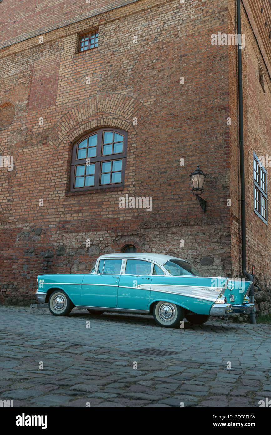 Berlin, Deutschland - 2. Mai 2026. Der türkisfarbene Chevrolet Bel Air parkte neben einem historischen Backsteingebäude während einer Oldtimer-Ausstellung im Freien Stockfoto
