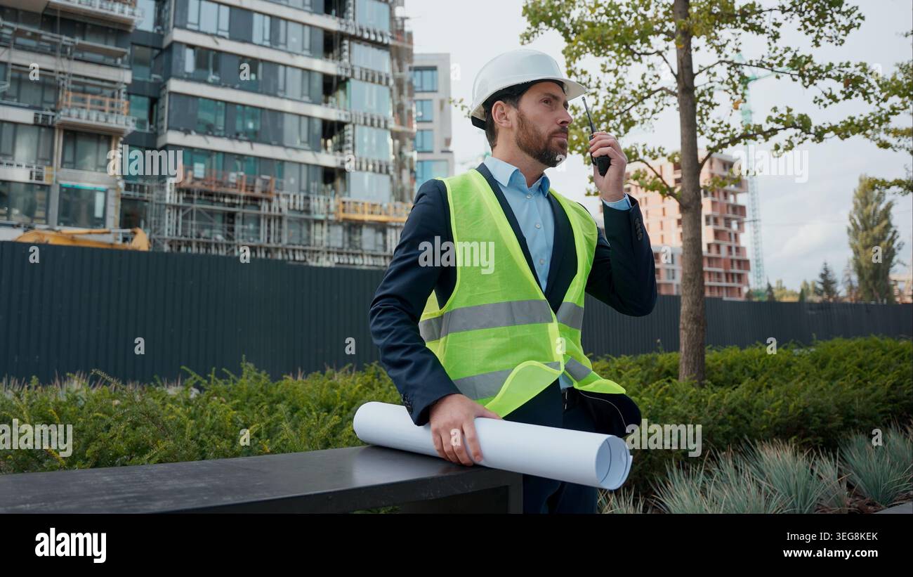 Kaukasischer Mann Bauingenieur in Hardhat sprechende Walkie Talkie Blaupausen planen Stadtentwicklung Gebäude Elektrizität Business Engineering männlich Stockfoto