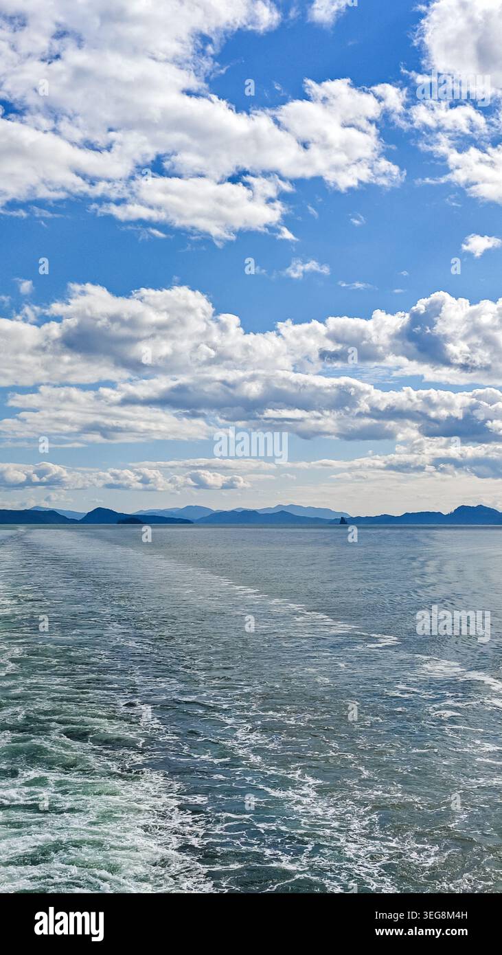 Unorganisierte Borough, USA - 27. August 2024: Kreuzfahrt von einem Schiff im Unorganisierten Borough, Alaska, USA, am 27. August 2024 mit Wasserpfad A Stockfoto