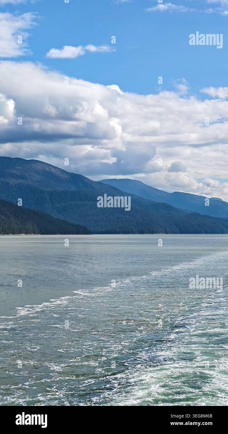 Alaska, USA - 27. August 2024: Blick auf den Wasserweg in der Chatham Strait. Landschaft der Berge entlang der Inside Passage im Alaskas Hoonah-Angoon Census Stockfoto