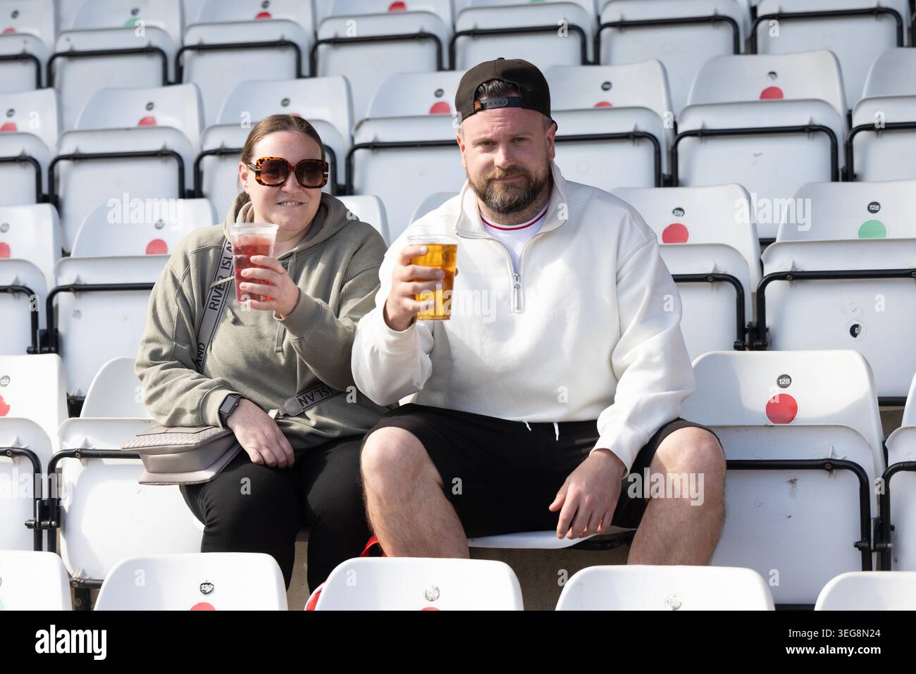 Fußballfans und -Fans, die Alkohol trinken, spielen beim Fußballspiel der Frauen in England. Stockfoto