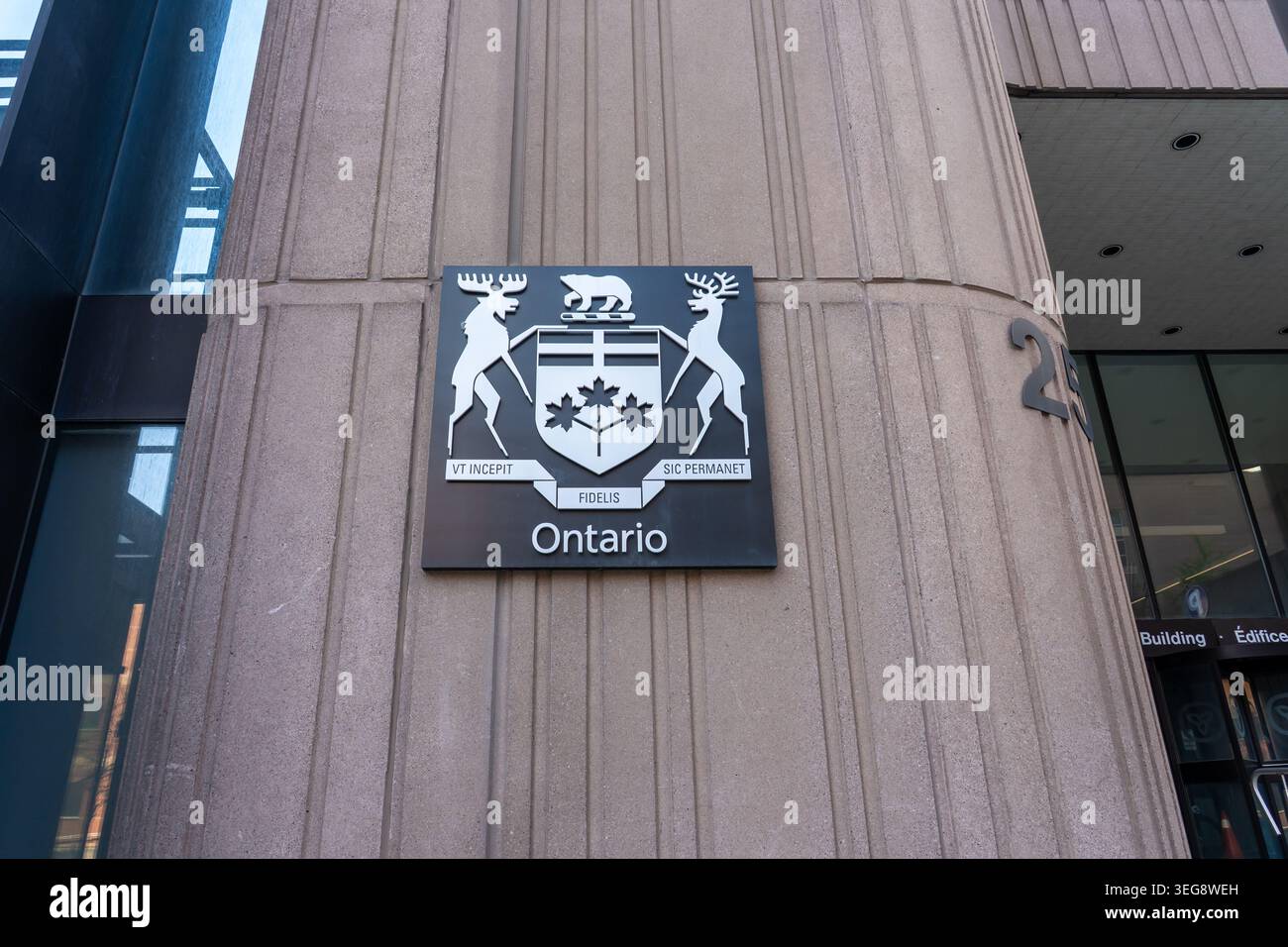 Ein Wappen von Ontario auf dem Gebäude in Toronto, Ontario, Kanada. Stockfoto