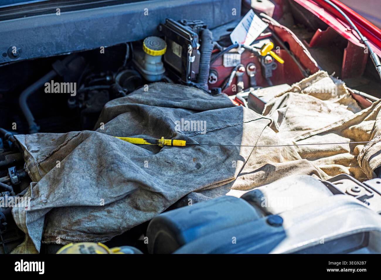 Motor mit Mechanismen in der geöffneten Motorhaube zur Überprüfung des Ölstands des Fahrzeugs Stockfoto