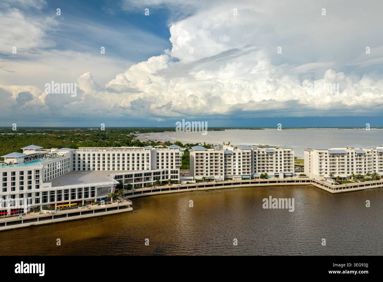 Hurrikansturmwolken über dem Resort-Komplex am Wasser. Urlaubsatmosphäre durch tropische Sturmsaison in Florida gestört. Stockfoto