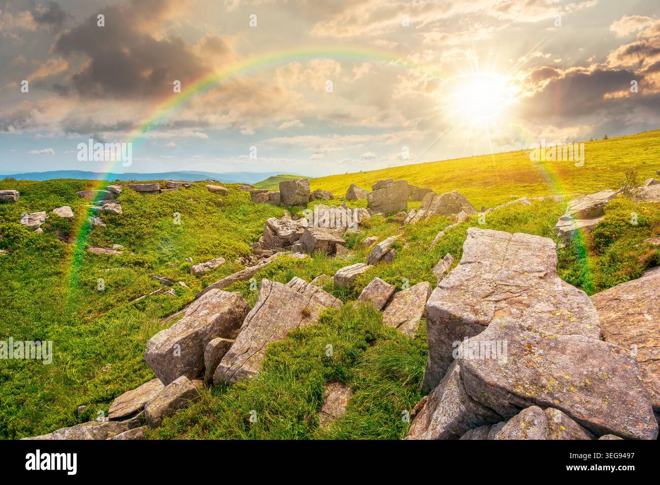 Sonnenuntergang über bergiger Landschaft im Sommer. Felsbrocken und Felsformationen umgeben von grasbewachsenen Hügeln. Bild von einem unberührten Hochland. Leadershi Stockfoto