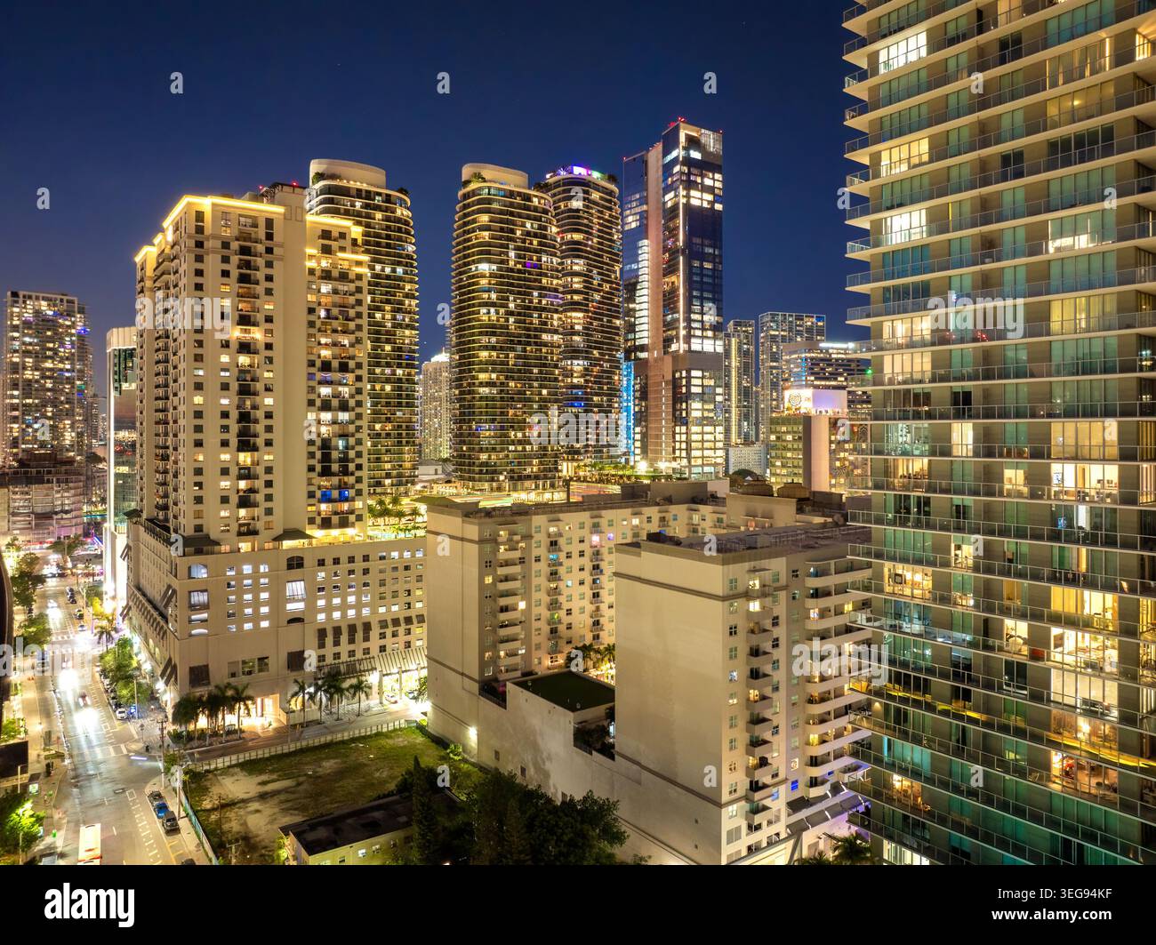 Downtown District von Miami in Florida, USA. Urbane Landschaft mit hohen Wolkenkratzern in der modernen amerikanischen Stadt bei Sonnenuntergang Stockfoto