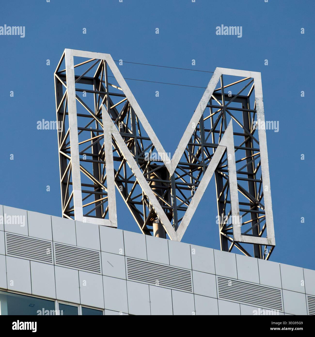 Großes Logo auf dem Montevideo Offices Building in Rotterdam, NL Stockfoto