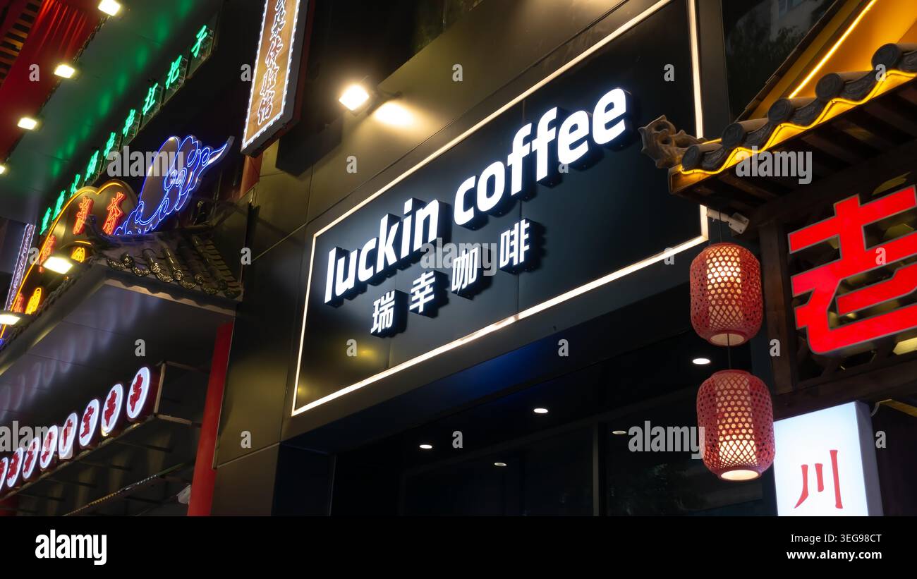 Chongqing, China - 6. Dezember 2023, Luckin Coffee Shop. Stockfoto