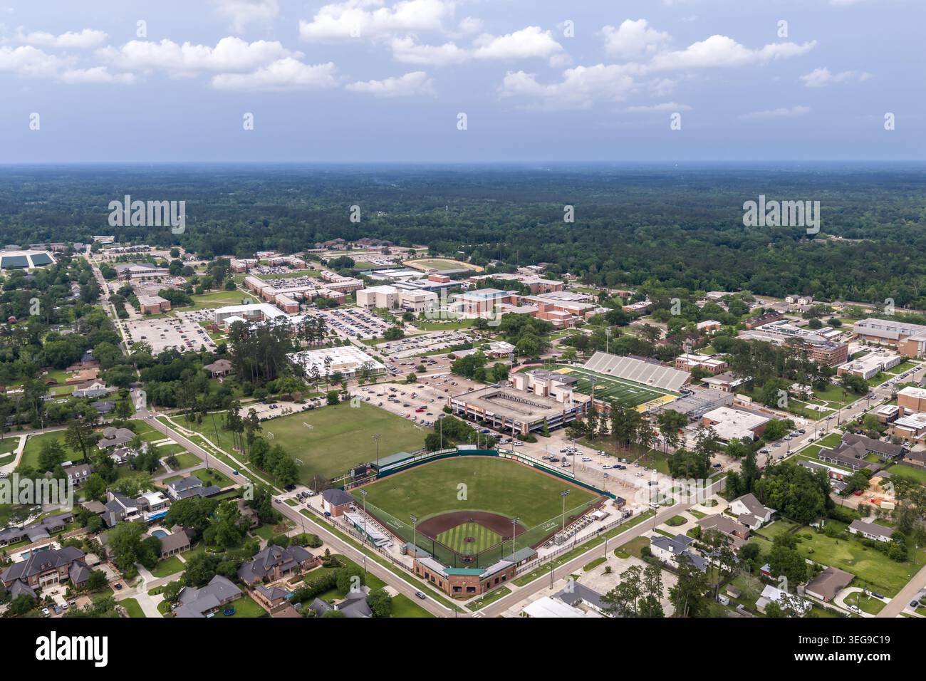 Eine große Drohnenaufnahme vom Campus der Southeastern Louisiana University in Hammond, Tangipahoa Parish, Louisiana, zeigt die Sportanlagen Stockfoto