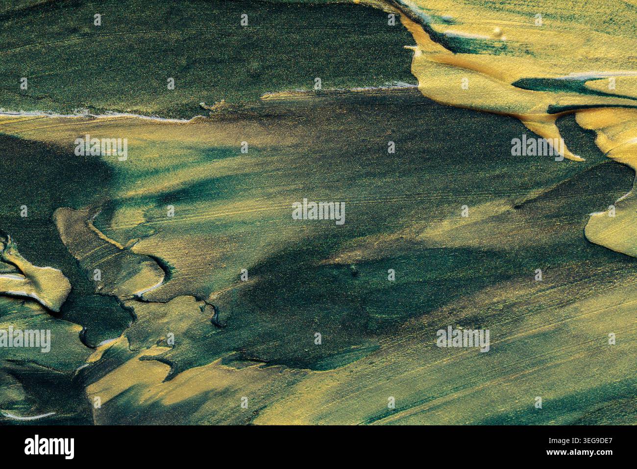 Abstrakter dunkelgrüner und goldfarbener Texturhintergrund mit fließendem Pinselstrich Stockfoto