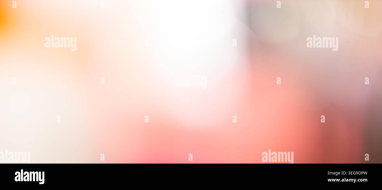 Weicher abstrakter Hintergrund in Pastellkorallen und Creme mit sanftem, verschwommenem Verlauf und diffusem Licht Stockfoto
