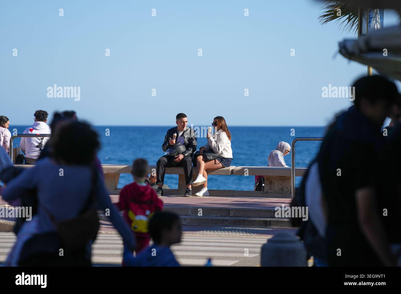 Nicht identifizierte Menschen in Lloret de Mar, einer Stadt an der spanischen Costa Brava Stockfoto