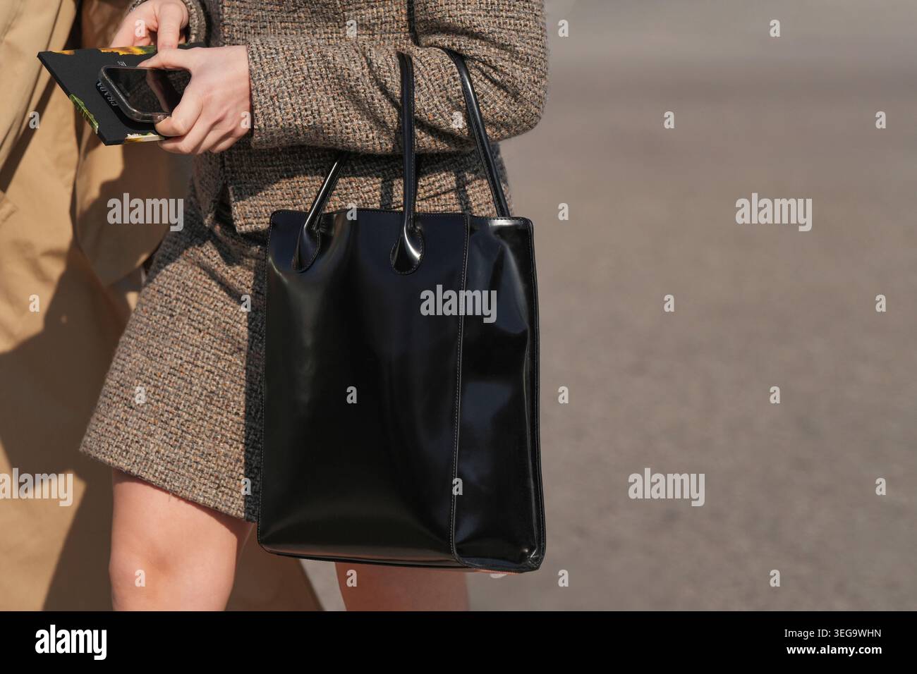 Mailand, Italien - 26. Februar 2026: Frau trägt Lie Studio die Jane-Tasche. Modisches Outfit Handtaschen-Details, Street-Style-Look Stockfoto
