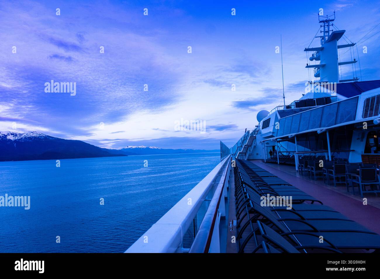 Ruhiges Deck des Kreuzfahrtschiffs in kaltem Wasser am Abend Stockfoto
