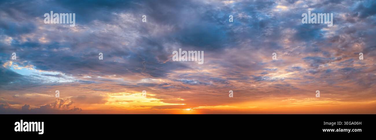 Panorama eines dramatischen, tropischen Sonnenuntergangs als Hintergrund oder Textur Stockfoto