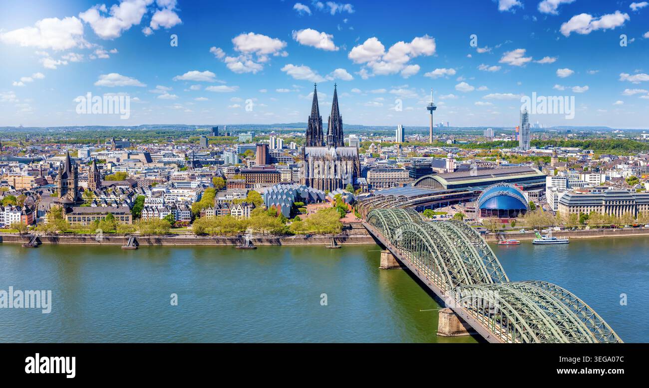 Panoramablick auf das Stadtbild von Köln, Deutschland, entlang des Rheins von der Altstadt bis zur berühmten Kathedrale an einem sonnigen Sommertag Stockfoto