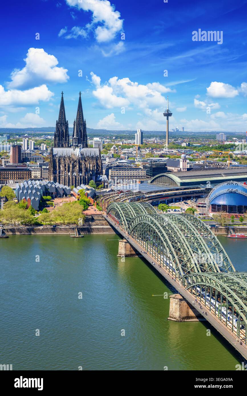 Erhöhter Blick auf die Skyline von Köln, Deutschland, an einem sonnigen Tag mit Rhein und Dom Stockfoto