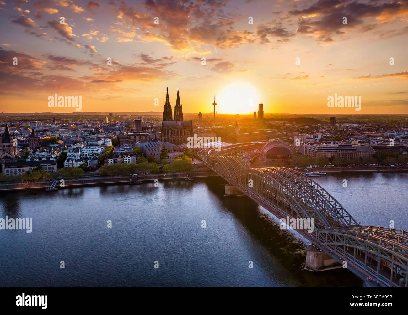 Blick aus der Vogelperspektive auf die Skyline von Köln, Deutschland, mit Rhein und Kuppel bei einem wunderschönen Sommersonnenuntergang Stockfoto