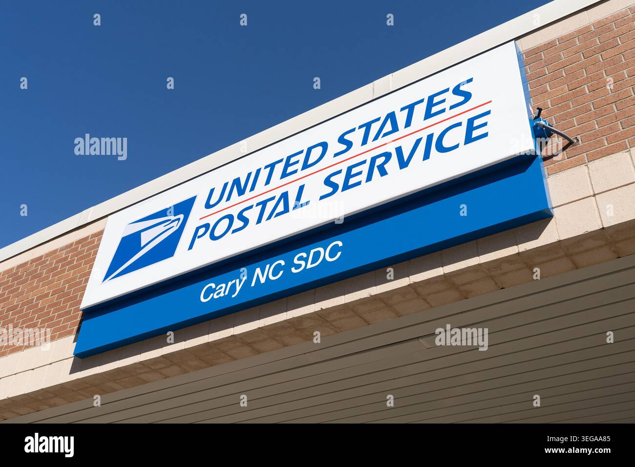 Außenansicht des Postdienstgebäudes des der Vereinigten Staaten mit offiziellem USPS-Logo und Beschilderung Stockfoto