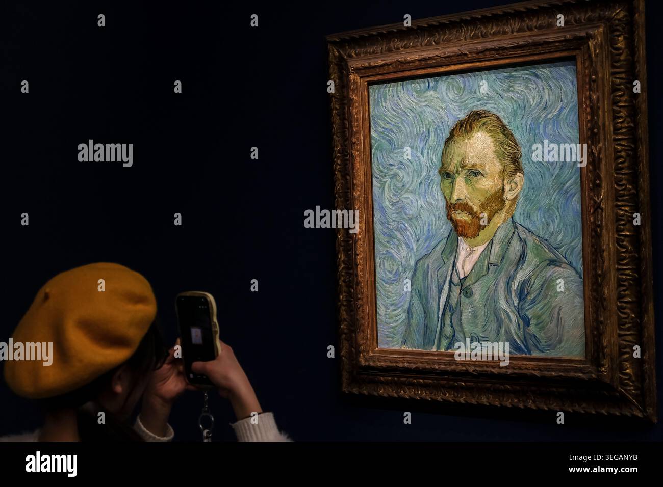 Paris, Frankreich – Ein Museumsbesucher fotografiert mit einem Smartphone das berühmte Selbstporträt von Vincent van Gogh im Musee d’Orsay. Stockfoto